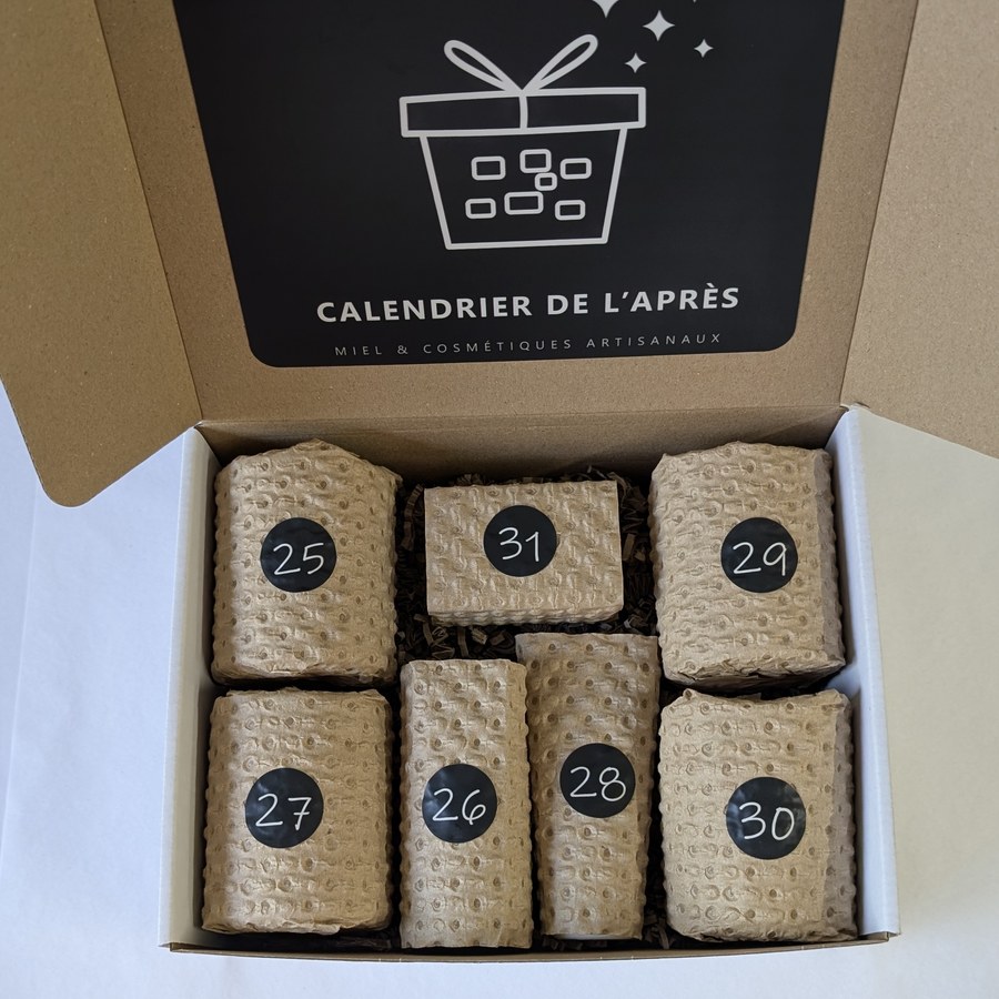 Coffret kraft ouvert, sept etuis numerotes de 25 a 31 alignes a l'interieur