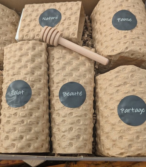 Étuis du Coffret Sept Mots, chacun marqué d'un mot