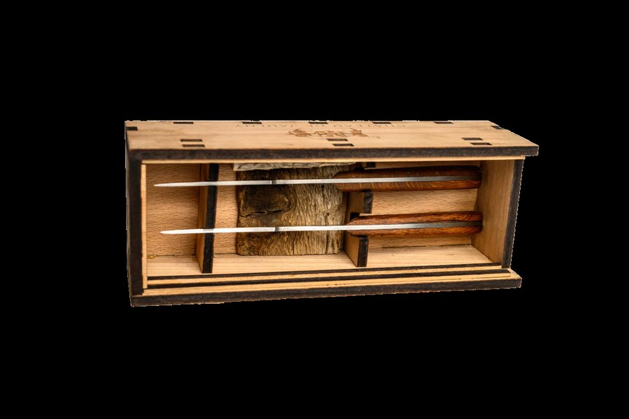 Deux couteaux de table à lame inox et manche en chêne ancien, présentés dans leur coffret en bois