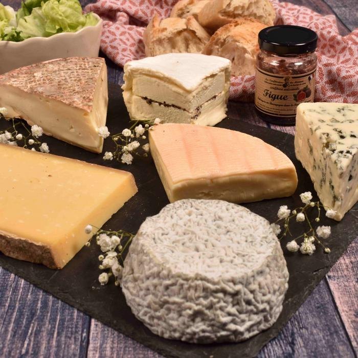 Plateau de six fromages français affinés avec leurs étiquettes de présentation